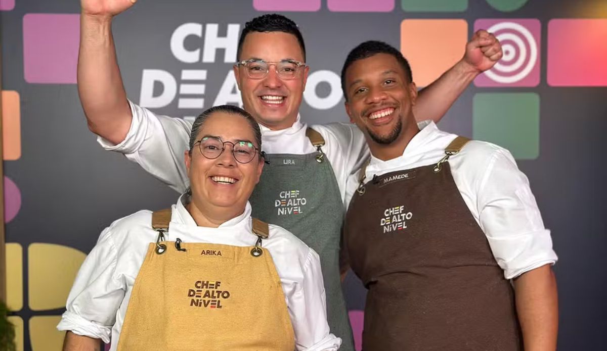 Finalistas do Chef de Alto Nível — Arika, Lira e Mamede — posam juntos sorridentes com seus aventais do reality gastronômico da Globo.