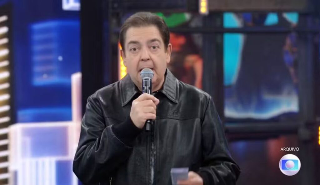 Faustão durante programa de TV, apresentador passa por dois novos transplantes enquanto segue internado