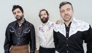 Lucas, Guerra e Gustavo, integrantes da banda Fresno, posam para foto divulgação