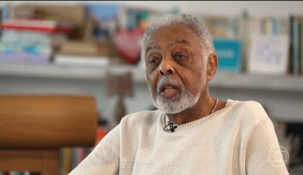Gilberto Gil durante entrevista ao programa “Fantástico”, exibida pela TV Globo, falando pela primeira vez sobre a morte da filha Preta Gil