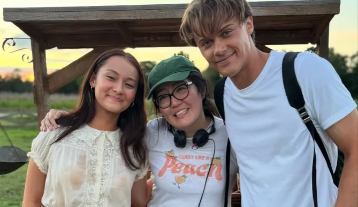 Jenny Han ao lado dos atores da série "O Verão Que Mudou Minha Vida"
