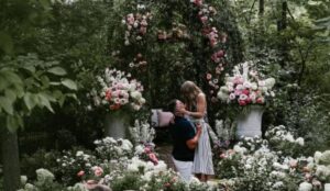 Taylor Swift e Travis Kelce em cenário arborizado