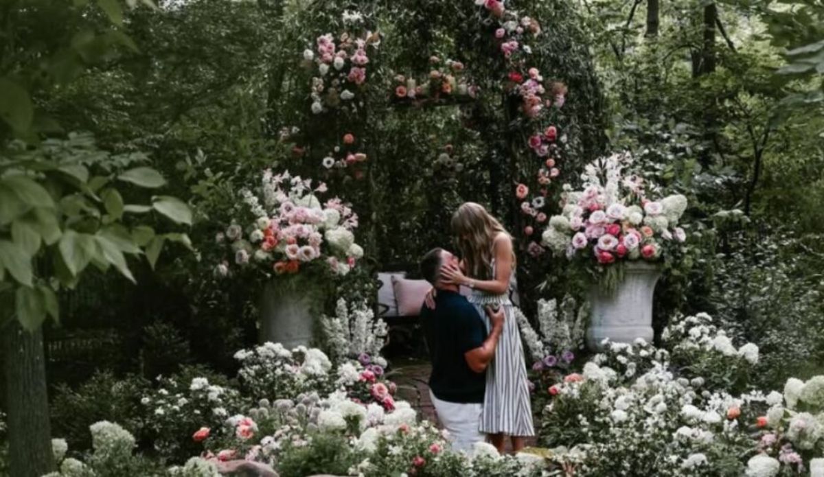 Taylor Swift e Travis Kelce em cenário arborizado