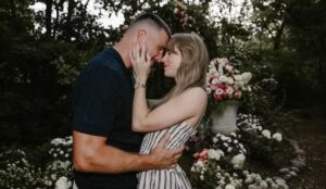 Taylor Swift e Travis Kelce em cenário arborizado