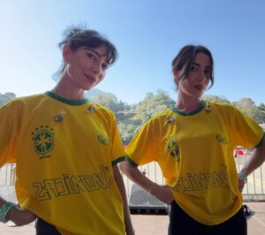 Foto com a dupla The Venoricas usando camisetas da seleção brasileira.