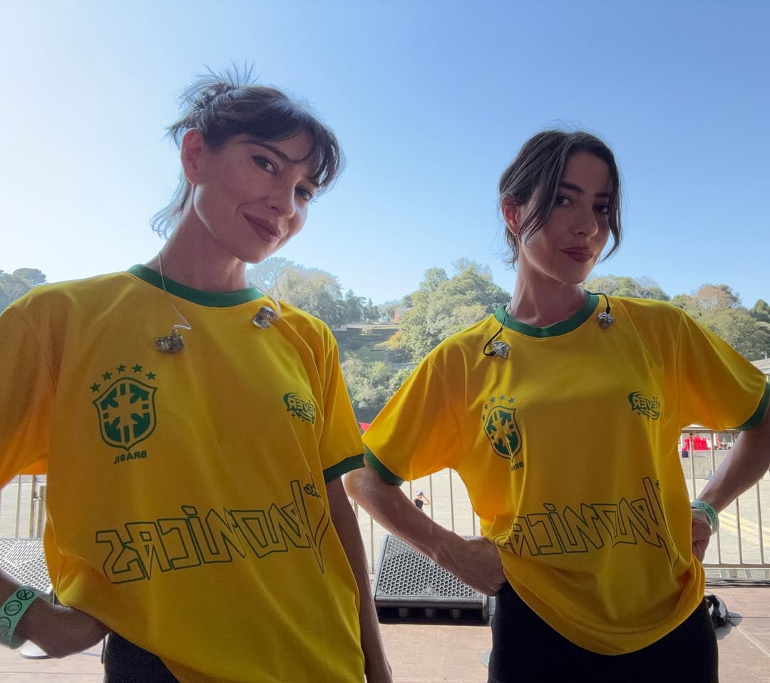 Foto com a dupla The Venoricas usando camisetas da seleção brasileira.
