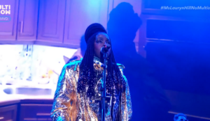 Vestindo um traje dourado que realçava sua presença magnética, Lauryn Hill entrou no palco já enérgica. Foto: Reprodução/Multishow