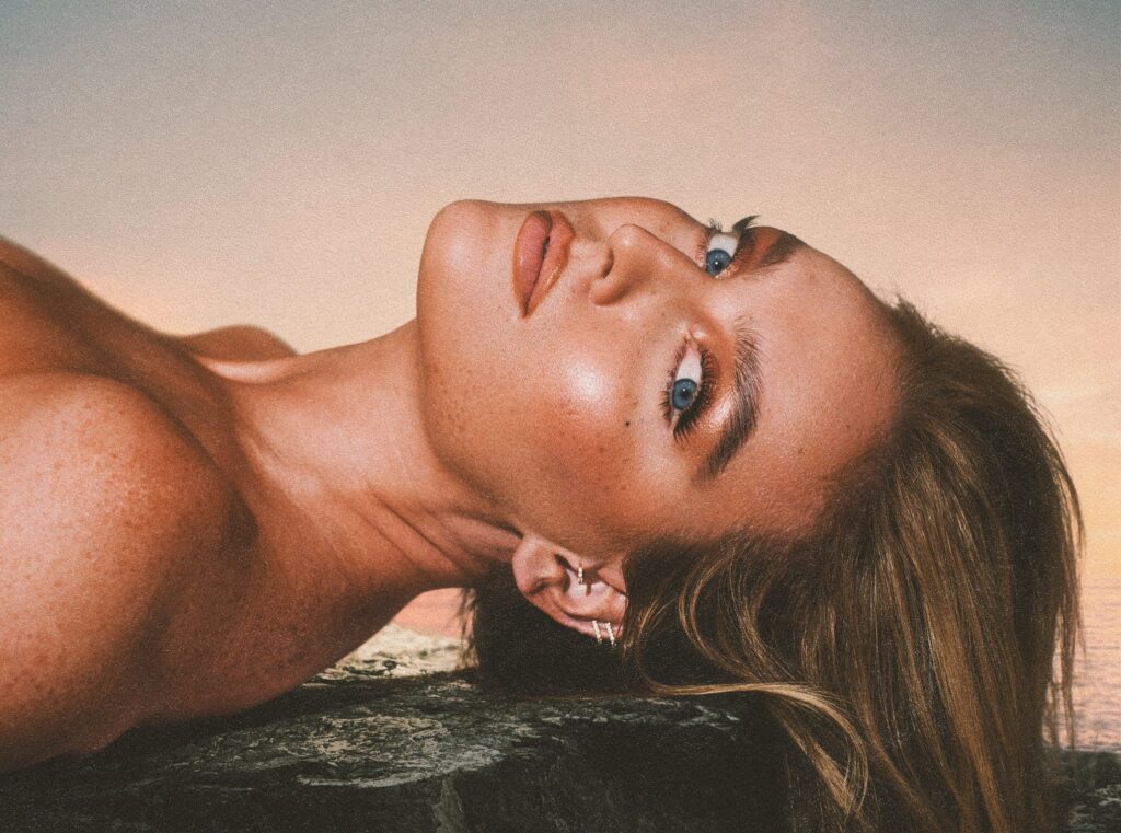 Foto: Perrie para seu debut álbum | Divulgação/Redes Sociais
