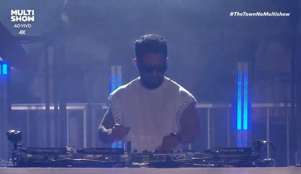 Dennis DJ se apresenta no palco The One durante o The Town 2025, comandando as pick-ups em show cheio de efeitos visuais e atmosfera futurista.