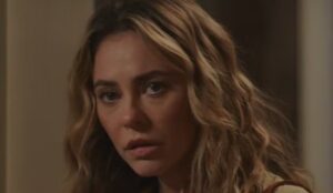 Heleninha (Paolla Oliveira) em cena de Vale Tudo, em choque ao descobrir que o irmão Leonardo está vivo no remake da novela.