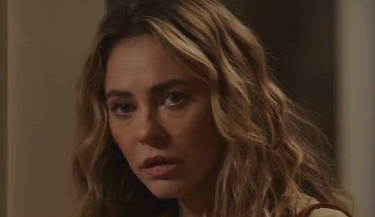 Heleninha (Paolla Oliveira) em cena de Vale Tudo, em choque ao descobrir que o irmão Leonardo está vivo no remake da novela.
