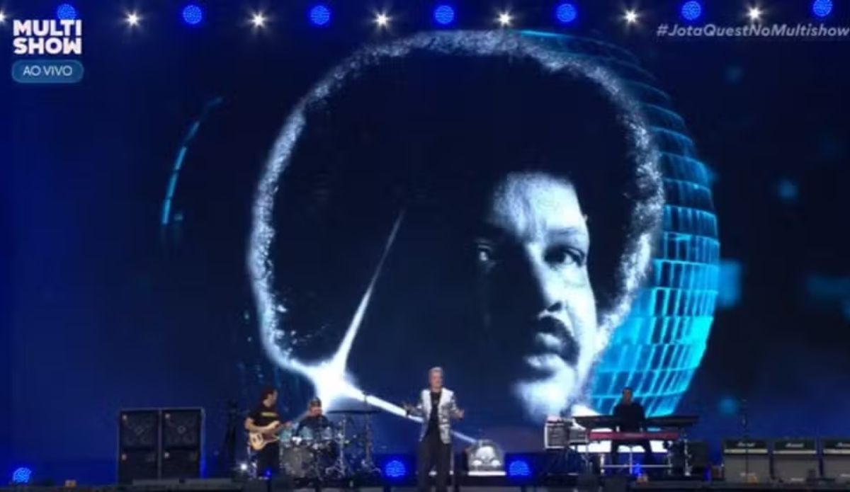 Show do Jota Quest no The Town 2025 transmitido pelo Multishow, com a banda no palco e um telão exibindo o rosto estilizado de Tim Maia dentro de uma bola de espelhos, em homenagem ao cantor.