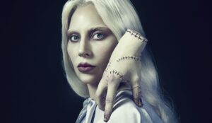 Primeira imagem de Lady Gaga em "Wandinha" como Rosaline Rotwood, personagem misteriosa da 2ª temporada da série da Netflix.