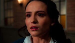 Estela (Latissa Manoela) é sequestrada por Ernesto (Eriberto Leão) em Êta Mundo Melhor!