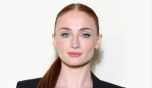 Sophie Turner em evento de divulgação; atriz foi confirmada como Lara Croft na série live-action de Tomb Raider do Prime Video.