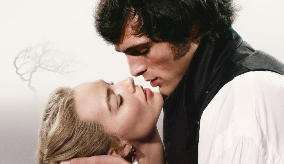 Cena romântica de O Morro dos Ventos Uivantes, mostrando Margot Robbie e Jacob Elordi prestes a se beijar.