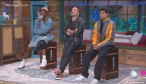 Creo Kellab, Fabiano Moraes e William Guimarães aguardam o resultado da 6ª Roça de A Fazenda 17 durante o programa ao vivo exibido pela Record; veja quem saiu