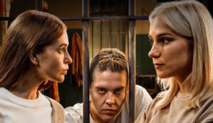 alt: Personagens da série Tremembé em cena ambientada dentro do presídio; produção inspirada em casos reais estreia no Prime Video.