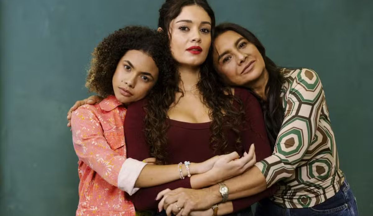 As protagonistas de Três Graças posam juntas em clima de união familiar na nova novela das 21h da Globo; confira o resumo da semana (20 a 25 de outubro)