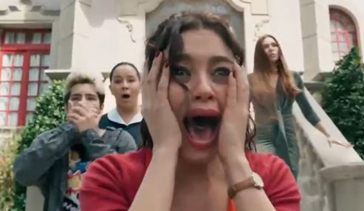 Gerluce (Sophie Charlotte) grita desesperada em frente à mansão, enquanto outros personagens reagem chocados em cena de Três Graças; veja o resumo da semana (27 de outubro a 01 de novembro)