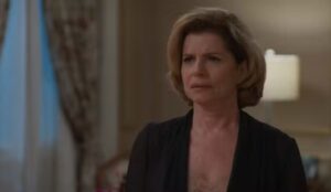 Odete Roitman (Debora Bloch) com expressão séria em um quarto elegante, vestindo roupa escura, durante cena tensa de Vale Tudo; veja o resumo da semana (06 a 11 de outubro)