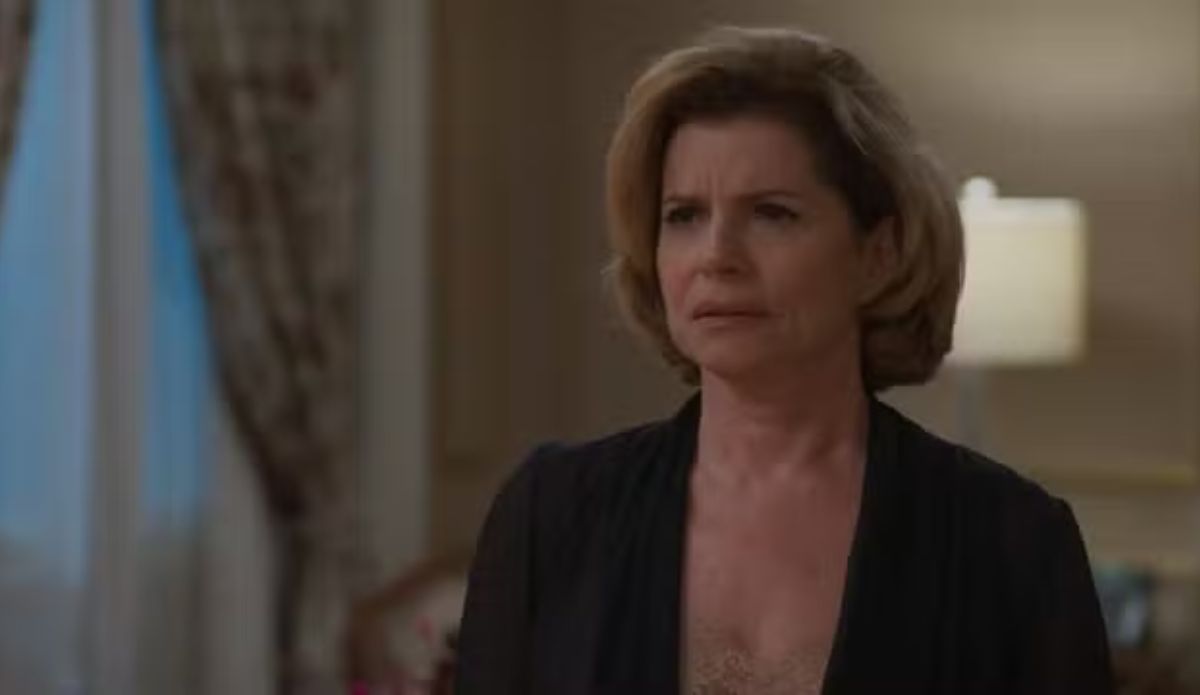 Odete Roitman (Debora Bloch) com expressão séria em um quarto elegante, vestindo roupa escura, durante cena tensa de Vale Tudo; veja o resumo da semana (06 a 11 de outubro)