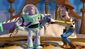Woody e Buzz Lightyear em cena clássica de Toy Story; personagens retornam no novo filme Toy Story 5, previsto para 2026.