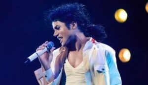 Jaafar Jackson caracterizado como Micheal Jackson para a cinebiografia do rei do pop.