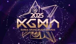 Logo oficial do Korea Grand Music Awards 2025 em dourado sobre fundo roxo estrelado, com elementos gráficos geométricos e detalhes brilhantes