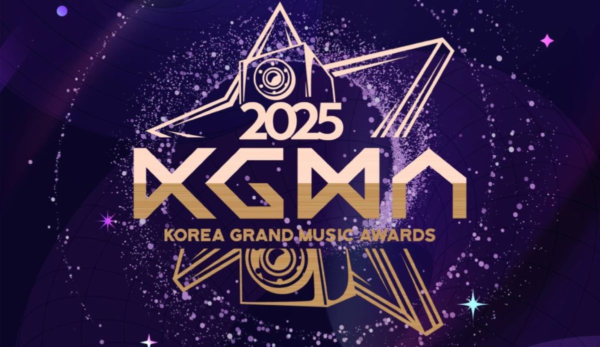 Logo oficial do Korea Grand Music Awards 2025 em dourado sobre fundo roxo estrelado, com elementos gráficos geométricos e detalhes brilhantes