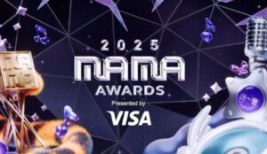 Card oficial do MAMA Awards 2025, com o logo metálico em destaque sobre um fundo roxo e geométrico, acompanhado de elementos musicais e o selo “Presented by Visa”.