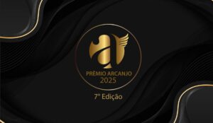 Logo dourado do Prêmio Arcanjo 2025 com o texto “7ª Edição” em destaque sobre fundo preto com detalhes em dourado, representando a cerimônia de premiação cultural idealizada por Miguel Arcanjo Prado.