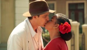 Candinho (Sergio Guizé) e Dita (Jeniffer Nascimento) se beijam após o casamento em cena de Êta Mundo Melhor; veja o resumo da semana (03 a 08 de novembro)