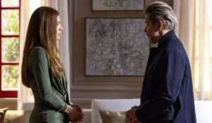 Cena da novela Três Graças mostra Arminda e Ferette frente a frente em uma sala elegante, com expressão séria; confira o resumo da semana (03 a 08 de novembro)