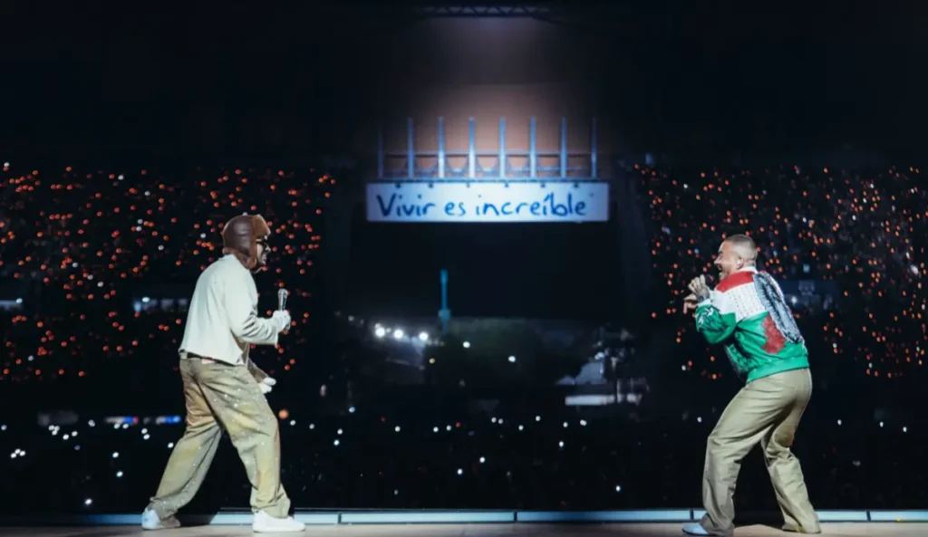 Bad Bunny e J Balvin durante show no México