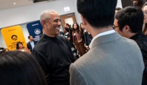 Barack Obama em evento nos Estados Unidos; ex-presidente divulgou sua lista de melhores filmes, músicas e livros de 2025.