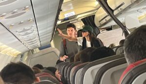 Bruna Marquezine e Shawn Mendes são vistos dentro de um avião, em pé no corredor, acompanhados de outros passageiros durante voo no Brasil.