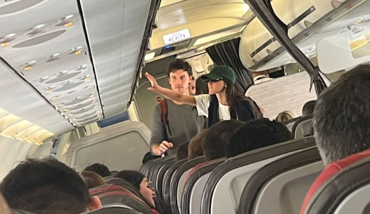 Bruna Marquezine e Shawn Mendes são vistos dentro de um avião, em pé no corredor, acompanhados de outros passageiros durante voo no Brasil.