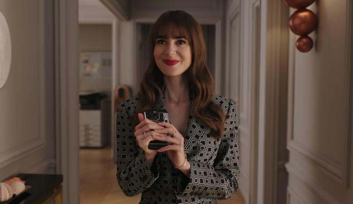Emily Cooper (Lily Collins) em cena da 5ª temporada de Emily em Paris, série da Netflix ambientada na Europa.