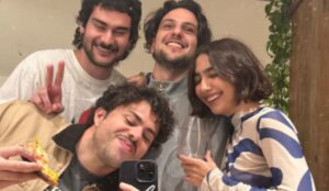 Integrantes da banda Foto em Grupo reunidos em clima descontraído; o projeto formado por Ana Caetano, Pedro Calais, Zani e João Ferreira se apresenta no Lollapalooza Brasil 2026