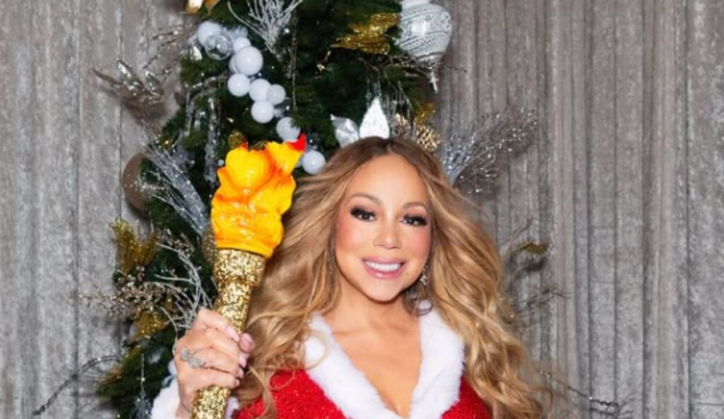 Mariah Carey em ensaio fotográfico natalino, associada às músicas clássicas de Natal e ao clima das festas de fim de ano.