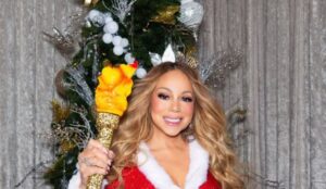 Mariah Carey em ensaio fotográfico natalino, associada às músicas clássicas de Natal e ao clima das festas de fim de ano.