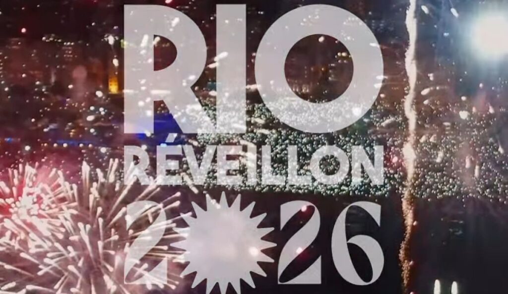 Imagem promocional do Réveillon Rio 2026 com a palavra “RIO” e “RÉVEILLON 2026” em letras grandes e brancas sobre uma cena de fogos de artifício e a orla de Copacabana iluminada à noite.