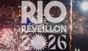 Imagem promocional do Réveillon Rio 2026 com a palavra “RIO” e “RÉVEILLON 2026” em letras grandes e brancas sobre uma cena de fogos de artifício e a orla de Copacabana iluminada à noite.