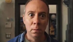 Stuart Bloom, personagem interpretado por Kevin Sussman, aparece em cena do teaser da série Stuart, novo spin-off de The Big Bang Theory produzido pela HBO Max.