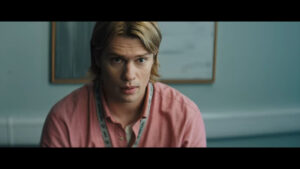 Nicholas Galitzine como Príncipe Adam em cena do filme live-action de He-Man, mostrado em ambiente interno.