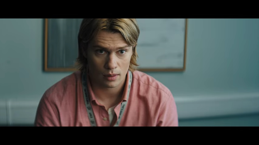 Nicholas Galitzine como Príncipe Adam em cena do filme live-action de He-Man, mostrado em ambiente interno.