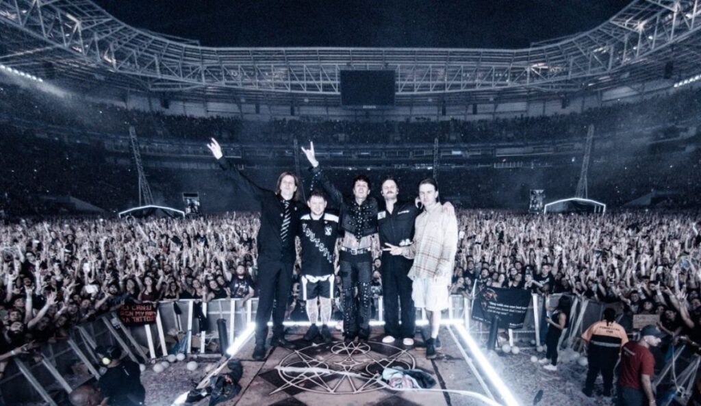 Bring Me The Horizon posa no palco de um estádio lotado durante show