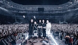 Bring Me The Horizon posa no palco de um estádio lotado durante show