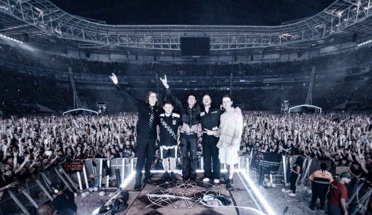 Bring Me The Horizon posa no palco de um estádio lotado durante show